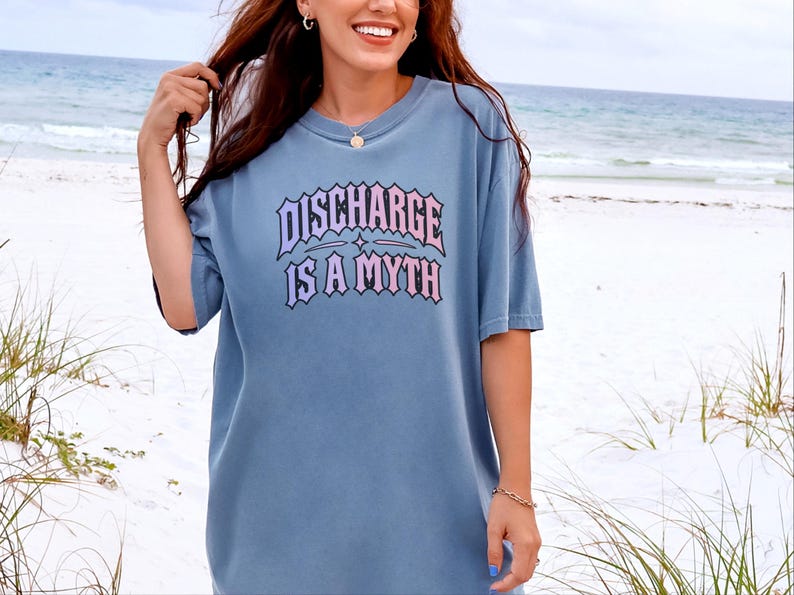 Frauenarzt-Shirt, Sarkastisches Hexen-T-Shirt, Humorvolles Geschenk für die Zeit nach der Geburt, Ausfluss ist ein Mythos, Gothic-Girl-Shirt Bild 5
