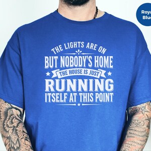 Camiseta sarcástica da Geração X: "As luzes estão acesas, mas não há ninguém em casa... a casa está funcionando sozinha a essa altura", camiseta engraçada com humor adulto. imagem 8