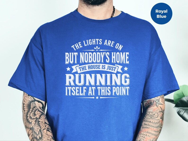 Camiseta sarcástica da Geração X: "As luzes estão acesas, mas não há ninguém em casa... a casa está funcionando sozinha a essa altura", camiseta engraçada com humor adulto. imagem 8