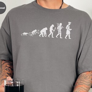 Camiseta "Evolución de un Chef Ejecutivo", Regalo de Graduación Culinaria, Camiseta Divertida para Amantes de la Cocina, Personal de Cocina, Ropa Culinaria Profesional imagen 4