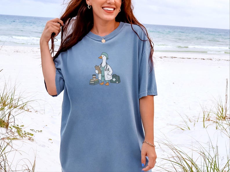 Camiseta Medical Goose, regalo para médicos, camiseta divertida para enfermeras, regalo para estudiantes de medicina, camiseta para trabajadores de la salud, regalo de graduación para médicos imagen 1