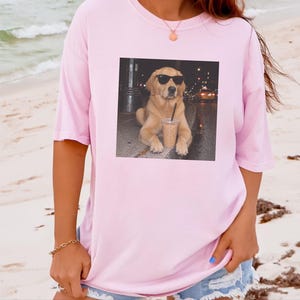 Maglietta con Golden Retriever, regalo per amanti dei cani, cane che beve caffè, regalo per la mamma di un Golden Retriever, maglietta con cane e caffè freddo immagine 2