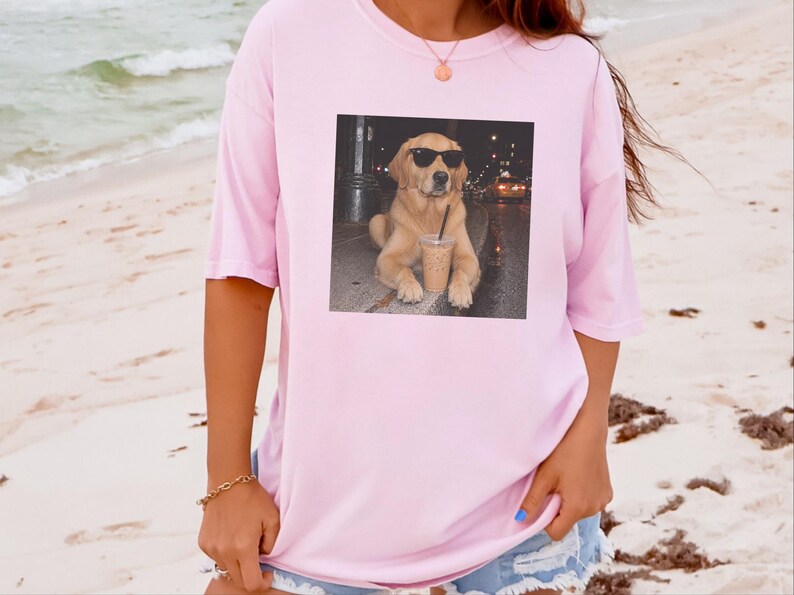 Maglietta con Golden Retriever, regalo per amanti dei cani, cane che beve caffè, regalo per la mamma di un Golden Retriever, maglietta con cane e caffè freddo immagine 2