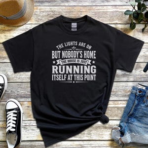 Camiseta sarcástica da Geração X: "As luzes estão acesas, mas não há ninguém em casa... a casa está funcionando sozinha a essa altura", camiseta engraçada com humor adulto. imagem 10