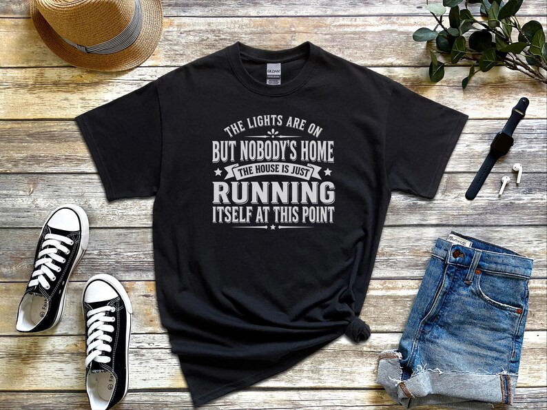 Camiseta sarcástica da Geração X: "As luzes estão acesas, mas não há ninguém em casa... a casa está funcionando sozinha a essa altura", camiseta engraçada com humor adulto. imagem 10