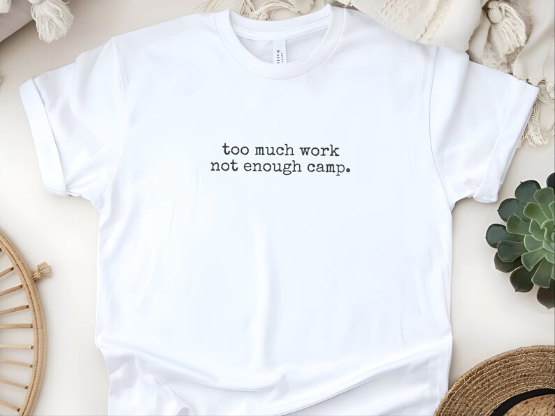T-shirt humoristique sur le thème « Trop de travail, pas assez de camping », cadeau pour les amoureux du camping, humour au bureau, ambiance week-end, road trip image 10