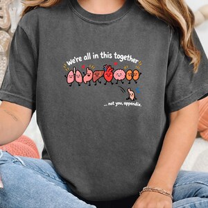 T-Shirt mit Blinddarm-OP-Motiv, lustiges Medizin-T-Shirt, Geschenk zur Genesung nach einer Blinddarmentfernung, niedliches T-Shirt mit menschlicher Organanatomie, Geschenk für OP-Krankenschwestern Bild 2
