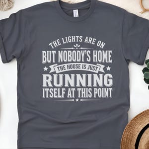 Camiseta sarcástica da Geração X: "As luzes estão acesas, mas não há ninguém em casa... a casa está funcionando sozinha a essa altura", camiseta engraçada com humor adulto. imagem 4