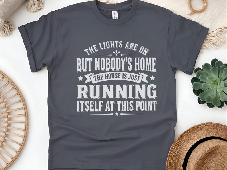 Camiseta sarcástica da Geração X: "As luzes estão acesas, mas não há ninguém em casa... a casa está funcionando sozinha a essa altura", camiseta engraçada com humor adulto. imagem 4