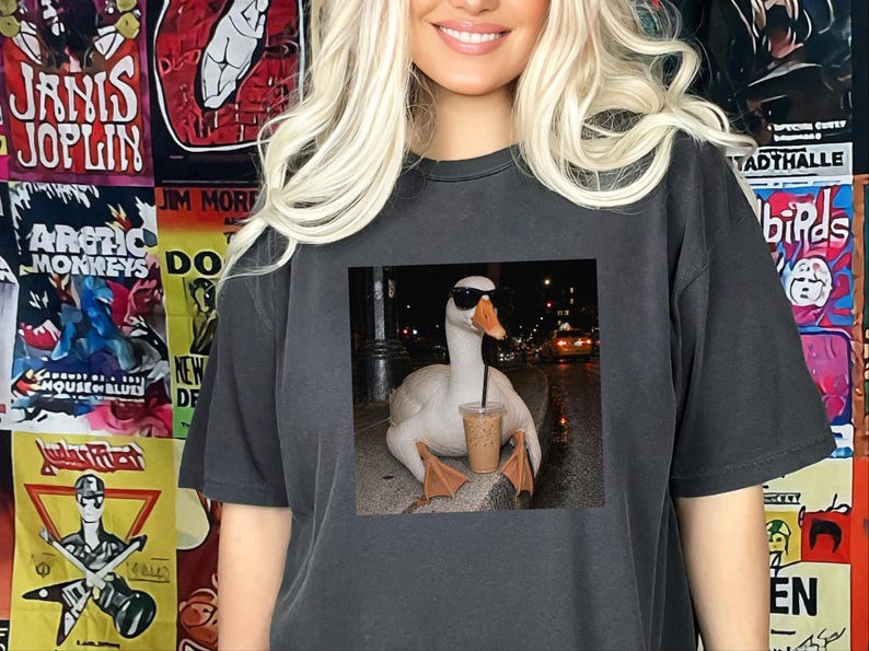Maglietta con motivo oca e caffè, regalo per amanti delle oche, maglietta con meme di un'oca buffa, regalo per amanti del caffè freddo, regalo divertente con animali immagine 3