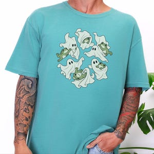 Maglietta per amanti delle rane, regalo a tema fantasmi, maglietta per la stagione spettrale, top di Halloween in stile cottagecore, regalo per amanti degli anfibi, divertente abbigliamento grafico autunnale immagine 3