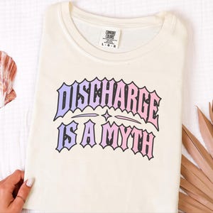 Frauenarzt-Shirt, Sarkastisches Hexen-T-Shirt, Humorvolles Geschenk für die Zeit nach der Geburt, Ausfluss ist ein Mythos, Gothic-Girl-Shirt Bild 1