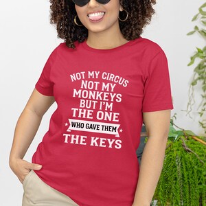 Camiseta com humor sarcástico: Não é meu circo, não são meus macacos, mas fui eu quem lhes dei as chaves | Camiseta engraçada do caos imagem 7