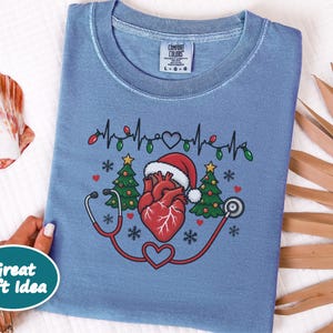 Christmas Nurse Shirt, Cardiac Nurse Christmas Gift, Cardiology Nurse Tee, Heart Anatomy Shirt, Telemetry Tech Shirt, Festive Nurse Top imagen 7