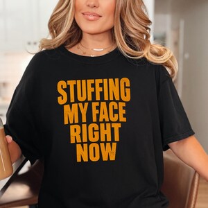 Thanksgiving-Familienessen-T-Shirt, lustiges Geschenk für Feinschmecker, „Ich stopfe mir gerade den Bauch voll“-Shirt, Festtagsoutfit Bild 3