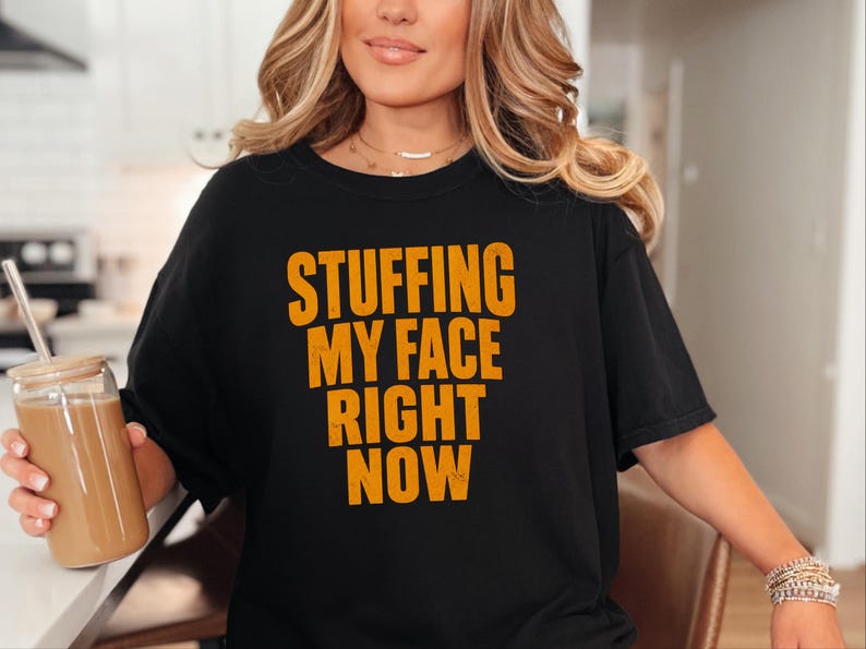 Thanksgiving-Familienessen-T-Shirt, lustiges Geschenk für Feinschmecker, „Ich stopfe mir gerade den Bauch voll“-Shirt, Festtagsoutfit Bild 3