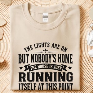Camiseta sarcástica da Geração X: "As luzes estão acesas, mas não há ninguém em casa... a casa está funcionando sozinha a essa altura", camiseta engraçada com humor adulto. imagem 12