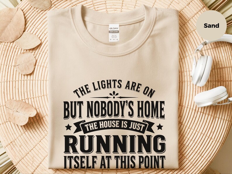 Camiseta sarcástica da Geração X: "As luzes estão acesas, mas não há ninguém em casa... a casa está funcionando sozinha a essa altura", camiseta engraçada com humor adulto. imagem 12