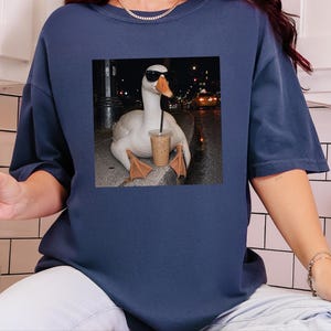 Maglietta con motivo oca e caffè, regalo per amanti delle oche, maglietta con meme di un'oca buffa, regalo per amanti del caffè freddo, regalo divertente con animali immagine 10