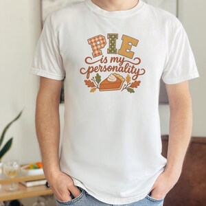 T-shirt voor taartliefhebbers, Thanksgiving-shirt, grappig cadeau voor foodies, herfstshirt, sweatshirt met de tekst "Taart is mijn persoonlijkheid". afbeelding 5