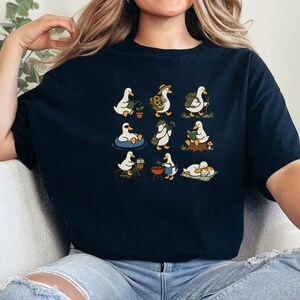 Speels eenden T-shirt, Leuk cadeau voor eendenliefhebbers, Tuinieren met eendje T-shirt, Grappig dieren T-shirt, Gezellige cottagecore kleding, Top voor natuurliefhebbers afbeelding 9