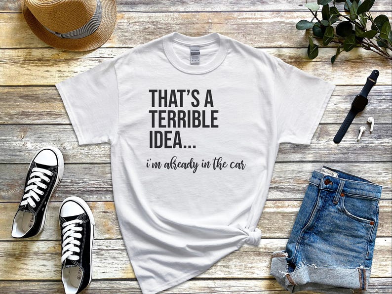 Witziges virales Top: „Das ist eine schreckliche Idee … ich sitze schon im Auto“ – Sarkastisches Damen-T-Shirt, Reise-Shirt, Abenteuerurlaubs-Shirt Bild 1