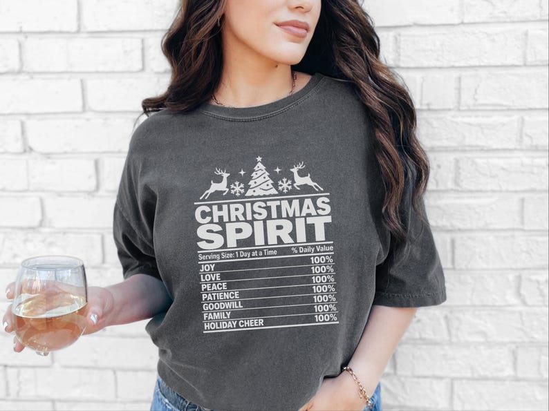 Camiseta com espírito natalino, camiseta com informações nutricionais para as festas de fim de ano, camiseta combinando para a família, camiseta divertida para festas de fim de ano, camiseta com espírito natalino imagem 6