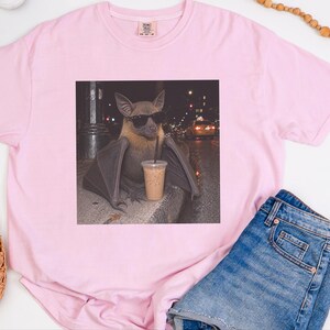 Maglietta con pipistrello e caffè, regalo per amanti dei pipistrelli, maglietta con caffè freddo, maglietta divertente con caffè, maglietta Weirdcore, maglietta con pipistrello e frutta immagine 2