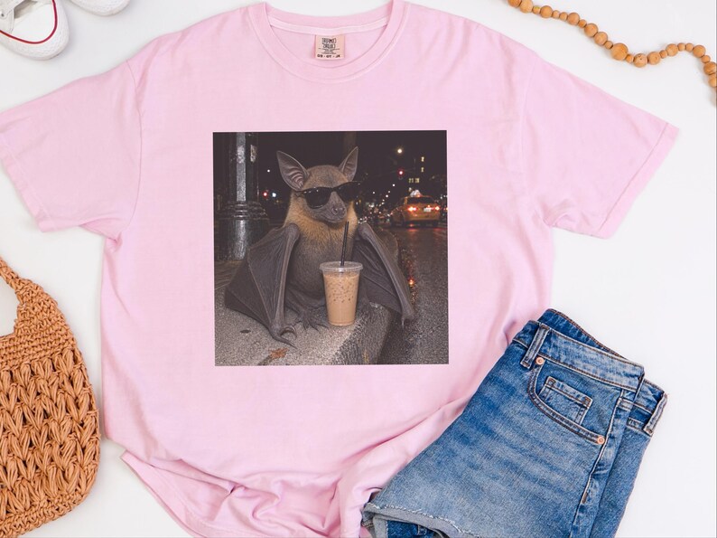 Maglietta con pipistrello e caffè, regalo per amanti dei pipistrelli, maglietta con caffè freddo, maglietta divertente con caffè, maglietta Weirdcore, maglietta con pipistrello e frutta immagine 2
