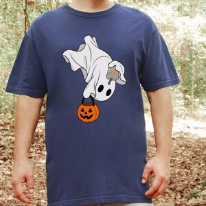 Camiseta de fantasmas para café, camiseta de fantasmas "Boo", camiseta de café de Halloween, camiseta de fantasmas adorable, camiseta de temporada espeluznante, camiseta de café de otoño, regalo para amantes del café imagen 3