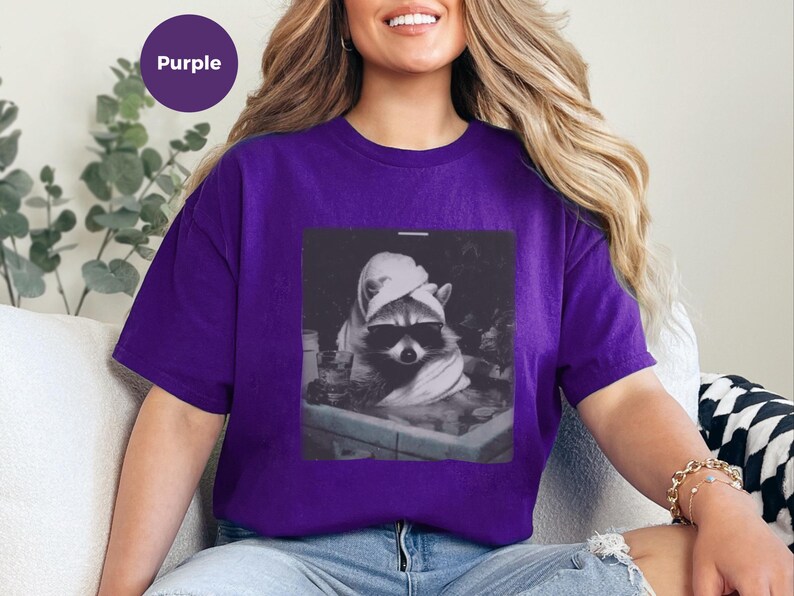 Waschbär Shirt | Waschbär in einem Spa, entspannendes Tiergrafik-T-Shirt Bild 1