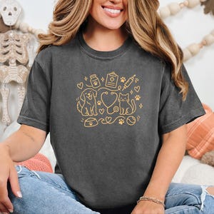T-Shirt für Tierarzthelfer/innen, Geschenkidee für Tierärzte/innen, T-Shirt für Tiermedizinstudenten/innen, T-Shirt für Tierärzte/innen Bild 5