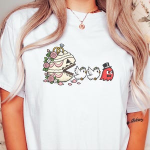 Gamer-Hochzeitsshirt, Geschenk für Gaming-Paare, Retro-Gaming-T-Shirt, Nerdiges Hochzeitsgeschenk, Pac-Man-Shirt Bild 10