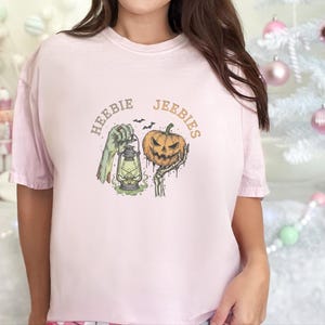 Comfort Colors Halloween T-Shirt Heebie Jeebies, Spooky Graphic Tee, Zombie Hand Pumpkin Shirt, Horror Movie Fan Gift, Gothic Art Bild 11