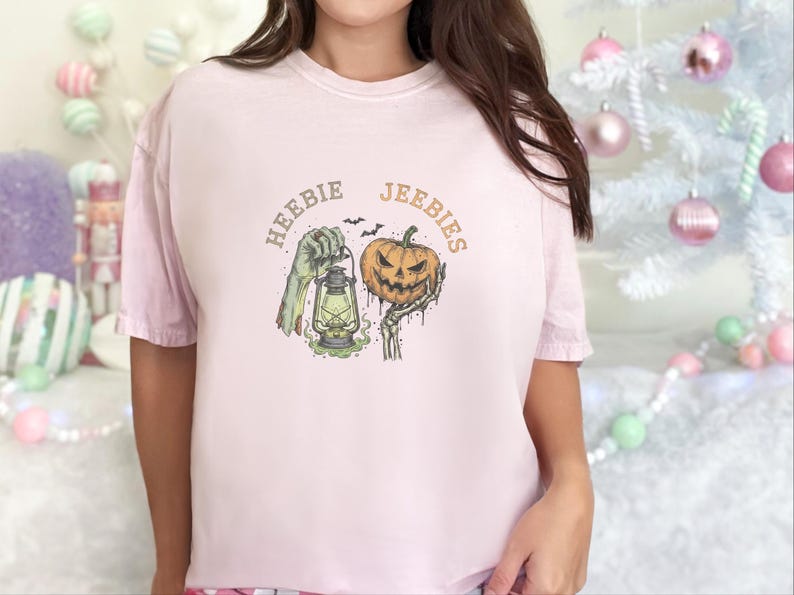 Comfort Colors Halloween T-Shirt Heebie Jeebies, Spooky Graphic Tee, Zombie Hand Pumpkin Shirt, Horror Movie Fan Gift, Gothic Art Bild 11