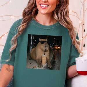Cooles Capybara-Shirt, Geschenk für Eiskaffee-Liebhaber, Lustiges Tier-T-Shirt, Shirt für Kaffeesüchtige Bild 4
