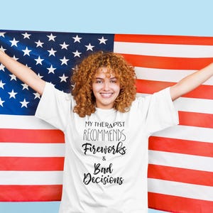 Camiseta "Malas decisiones", Mi terapeuta recomienda fuegos artificiales y malas decisiones, Camiseta divertida del 4 de julio, Regalo de humor sarcástico sobre salud mental imagen 9