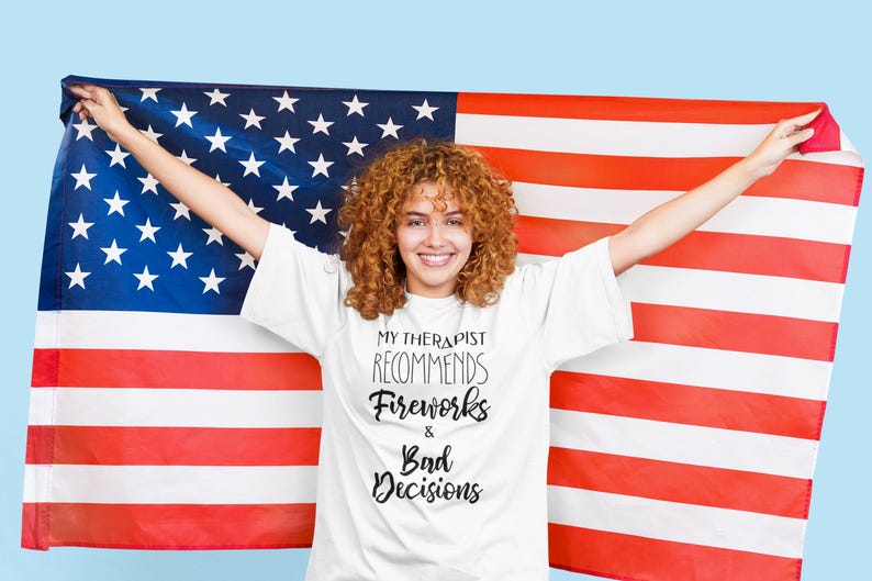 Camiseta "Malas decisiones", Mi terapeuta recomienda fuegos artificiales y malas decisiones, Camiseta divertida del 4 de julio, Regalo de humor sarcástico sobre salud mental imagen 9