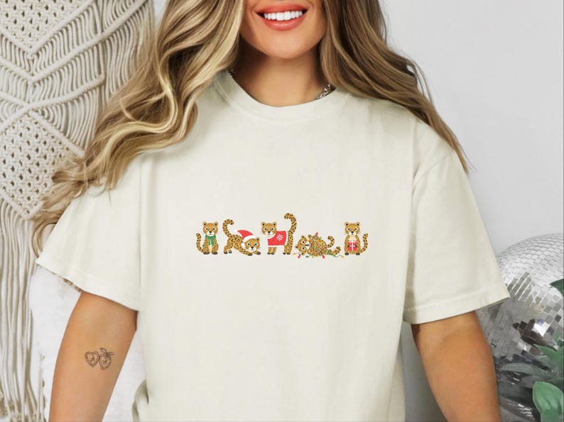 Camiseta navideña de leopardo, camiseta navideña de animales, regalo para amantes del guepardo, top navideño de leopardo imagen 8