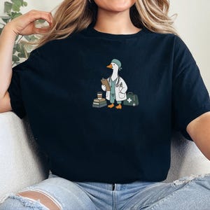 Camiseta Medical Goose, regalo para médicos, camiseta divertida para enfermeras, regalo para estudiantes de medicina, camiseta para trabajadores de la salud, regalo de graduación para médicos imagen 2