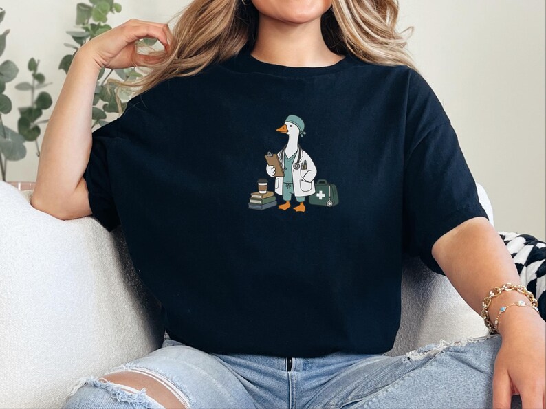 Camiseta Medical Goose, regalo para médicos, camiseta divertida para enfermeras, regalo para estudiantes de medicina, camiseta para trabajadores de la salud, regalo de graduación para médicos imagen 2