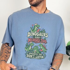 Camiseta divertida de enfermera de Comfort Colors, Los dinosaurios también tenían enfermeras, aparentemente no hicieron caso, Camiseta gráfica de enfermera pediátrica, Camiseta de enfermera pediátrica imagen 3