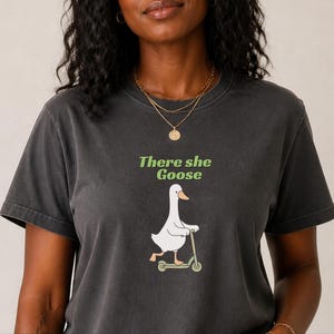 Comfort Colors Silly Goose Tee, There She Goose Funny Birdwatcher Shirt, Sarcastic Cottagecore Animal Lover Outfit, Aunt Goose imagen 7