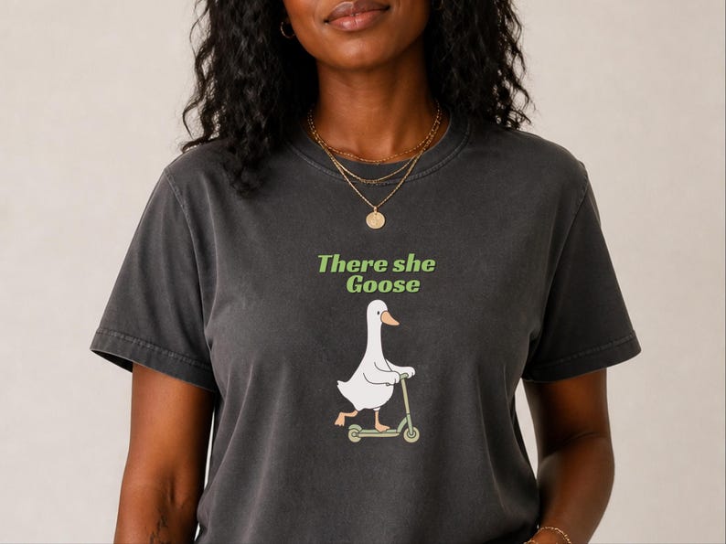 Comfort Colors Silly Goose Tee, There She Goose Funny Birdwatcher Shirt, Sarcastic Cottagecore Animal Lover Outfit, Aunt Goose imagen 7