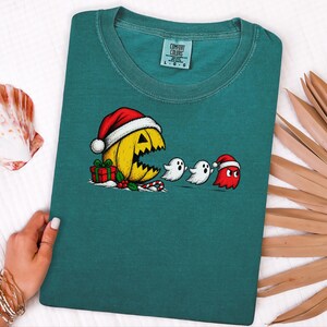 Camiseta Pac-Man, Presente de Natal para Gamers, Camiseta Retrô de Arcade, Camiseta de Jogos para as Festas, Camiseta Divertida para Gamers, Presente de Natal Pac-Man imagem 6