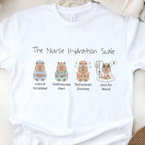 Camiseta con meme de enfermera, Escala de hidratación de enfermera, Camiseta divertida y sarcástica para enfermeras registradas, Regalo para amantes del café con colores cómodos y problemas de turno de día con la cafeína imagen 2