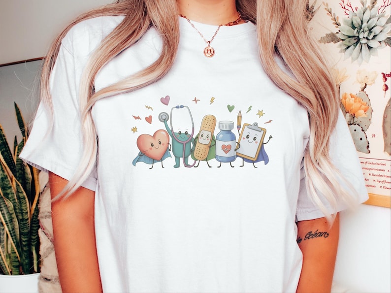 Comfort Colors T-Shirt für Kinderkrankenpfleger/innen, Lustiges Sweatshirt für medizinische Fachangestellte im Gesundheitswesen, Auszeichnung für Kinderärzte/innen bei der Abschlussfeier Bild 1
