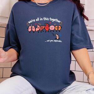 T-Shirt mit Blinddarm-OP-Motiv, lustiges Medizin-T-Shirt, Geschenk zur Genesung nach einer Blinddarmentfernung, niedliches T-Shirt mit menschlicher Organanatomie, Geschenk für OP-Krankenschwestern Bild 7