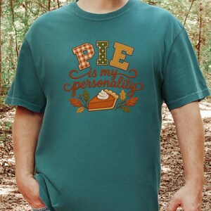 T-shirt voor taartliefhebbers, Thanksgiving-shirt, grappig cadeau voor foodies, herfstshirt, sweatshirt met de tekst "Taart is mijn persoonlijkheid". afbeelding 6