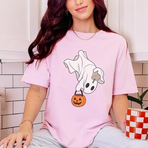 Camiseta de fantasmas para café, camiseta de fantasmas "Boo", camiseta de café de Halloween, camiseta de fantasmas adorable, camiseta de temporada espeluznante, camiseta de café de otoño, regalo para amantes del café imagen 5